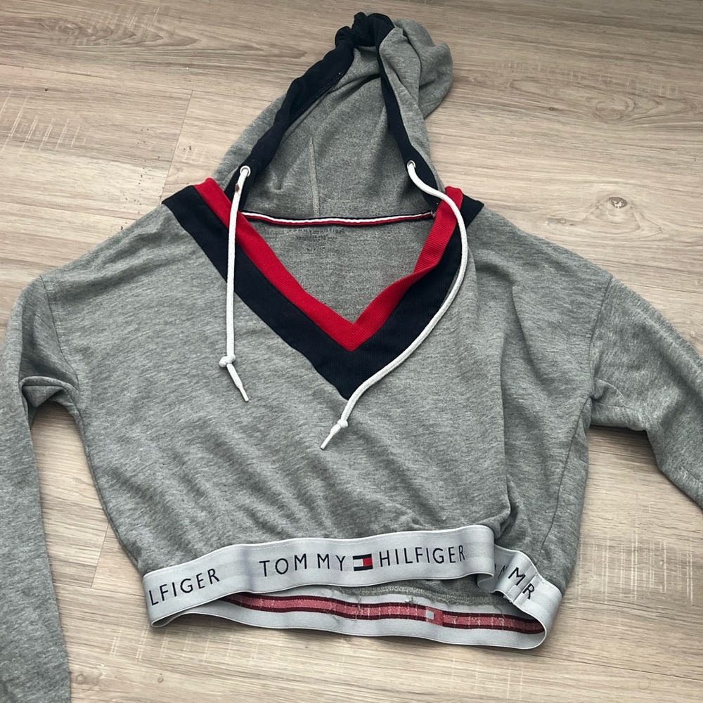 Tommy Hilfiger cropped light hoodie